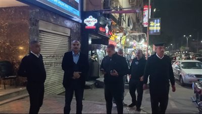 رئيس حي الدقي يراجع تراخيص مكاتب الاتصالات في حملة مكبرة