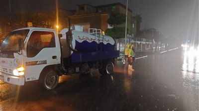 انتشار سيارات الصرف الصحي في الإسكندرية ليلا لسحب تراكمات مياه الأمطار