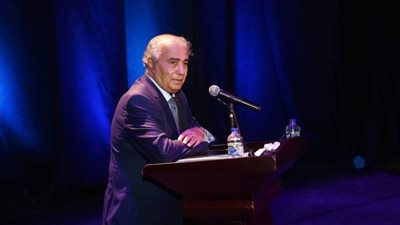 أمه بتطبطب عليه بعد وفاتها بسنة، قصة غريبة لفاروق جويدة بسبب مقال التوريث (فيديو)