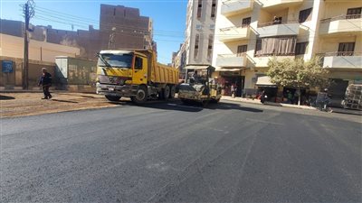 مواصلة أعمال رصف شوارع منطقة المعلمين بغرب أسيوط 