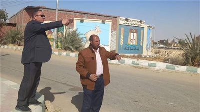 رئيس مدينة الفرافرة يتفقد أعمال إنشاء الممشى السياحي (صور)