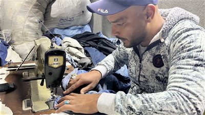 شاب يبدع في تحويل الملابس المتهالكة إلى جديدة في البحيرة (فيديو وصور)