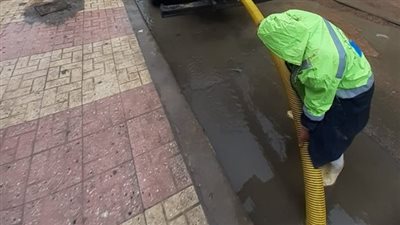  رئيس صرف الإسكندرية يتفقد أعمال شفط مياه الأمطار من الشوارع