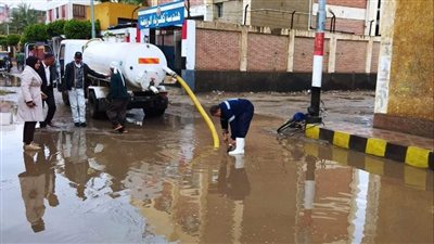 استمرار جهود الوحدات المحلية بدمياط لرفع تجمعات مياه الأمطار (صور)