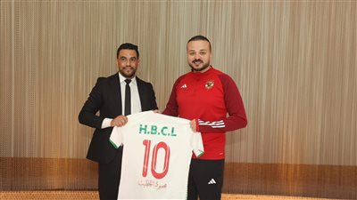 رابطة مشجعي الأهلي بالجزائر تُهدي الخطيب قميص الرابطة 
