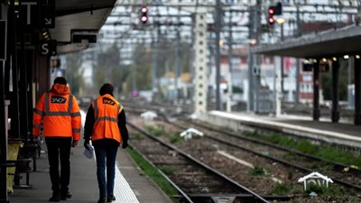  القصة الكاملة لـ إضراب المراقبين وتعطيل حركة قطارات فرنسا