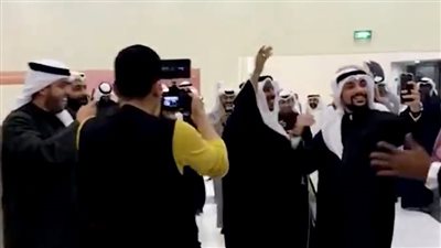 رقصة لعريس في حفل زفافه تخطف الأنظار بالكويت (فيديو)