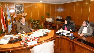 محافظ أسيوط يناقش مستجدات المشروعات الجاري تنفيذها بقرى حياة كريمة 