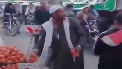 عم ربيع الفكهاني: أنا مديون بـ70 ألف جنيه ونفسي الفلسطينيين ياكلوا ويعيشوا