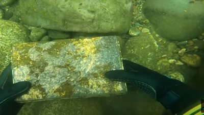 عند طيه تري صورة الكعبة، قصة فيديو عثور غواص على نسخة نادرة من القرآن في قاع البحر