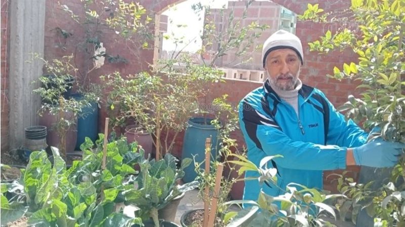 موظف يحول بيته لمزرعة،
