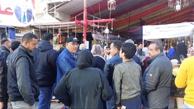 زحام ومشاجرات أمام أبواب معرض أهلا رمضان بشبرا الخيمة والعارضون يمتنعون عن البيع (فيديو)