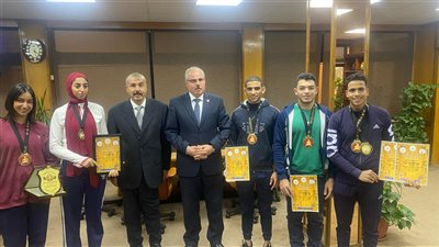 رئيس جامعة القناة يشيد بأبطال العالم في القوة البدنية