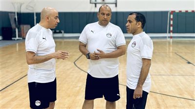 ظهور مدرب منتخب الصالات في الدوري السعودي يثير الجدل (فيديو)