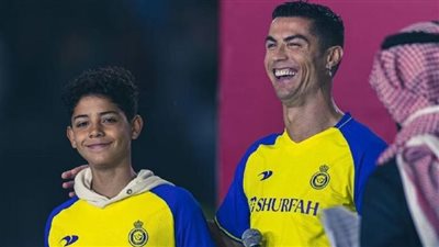 تجاهله وعصى أوامره، نجل رونالدو يحرج والده قبل انطلاق مباراة النصر والفتح (فيديو)