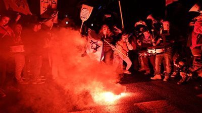 آلاف المتظاهرين الإسرائيليين يحاصرون مقر حزب الليكود الحاكم في تل أبيب