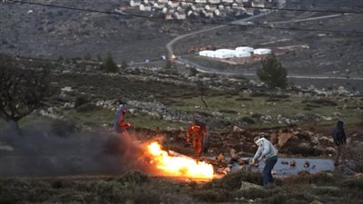 مستوطنون إسرائيليون يهاجمون بلدة ترمسعيا برام الله (فيديو)