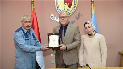 تكريم ابنة موظف بجامعة سوهاج لتعيينها معيدة بقسم الإعلام