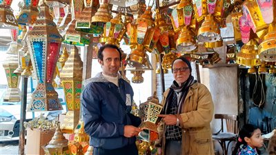 70 عامًا يصنع البهجة.. حكاية «عم عتمان» أقدم صانع فوانيس رمضان بالغربية (فيديو وصور)