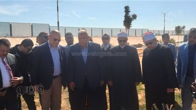 وزير الإسكان ورئيس جامعة الأزهر يستهلان زيارة الوادي الجديد بزراعة النخيل وتفقد العاصمة الإدارية (فيديو وصور)