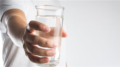 تفسير حلم شرب الماء البارد في المنام وعلاقته بربح الأموال