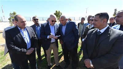 وزير الإسكان ومحافظ الوادى الجديد يتفقدان حديقة 30 يونيو الترفيهية