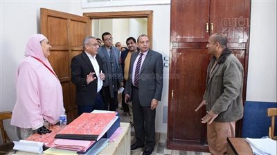 جولة مفاجئة.. رئيس جامعة بني سويف يتفقد سير العمل بمبنى الأقسام الإدارية