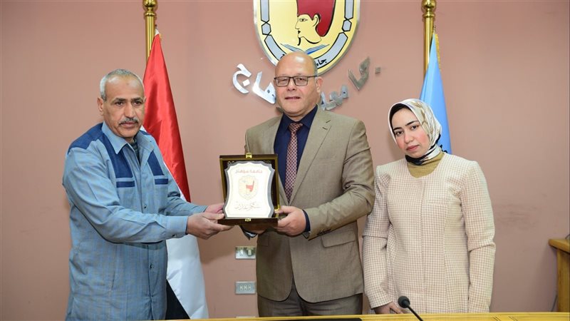 تكريم ابنة موظف بجامعة
