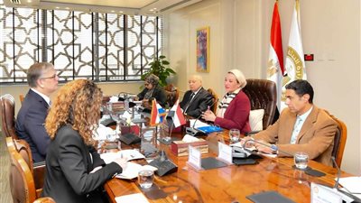 وزيرة البيئة تبحث مع السفير الهولندي سبل التعاون في الاستثمار المناخي
