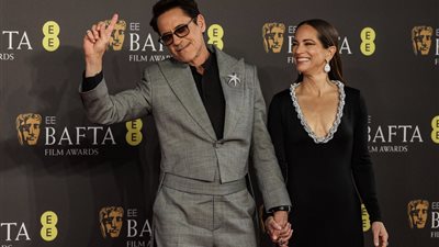 روبرت داوني جونيور يمازح المصورين في حفل البافتا (صور)