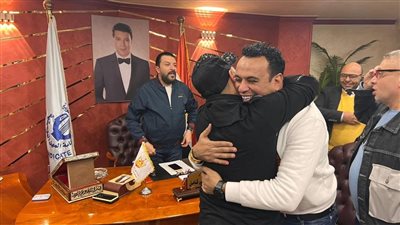 فرمان مصطفى كامل ينهى «خناقة» الليثى والبحراوى.. النقيب يعقد جلسة صلح فور عودته إلى منصبه بين المطربين ويوجه لهما رسالة عتاب وتهديد