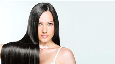 أبرزها الافوكادو وزيت اللوز، خلطات طبيعية لإعطاء لمعة للشعر