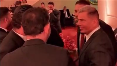 لقطة الموسم، مصافحة عمرو دياب وعمرو مصطفى في دار الأوبرا (فيديو)