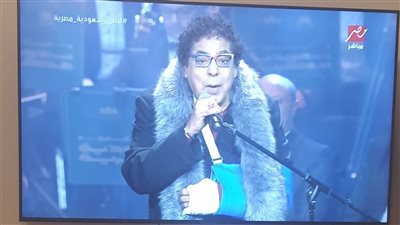 ليالٍ سعودية مصرية، الكينج محمد منير يقدم فقرته رغم كسر يده قبل صعود المسرح