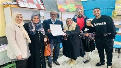 تكريم والد محمد عبد المنعم نجم الأهلي لبلوغه سن المعاش بالشرقية (فيديو وصور)