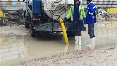 رئيس حي شرق بالإسكندرية يتفقد كسح تراكمات مياه الأمطار