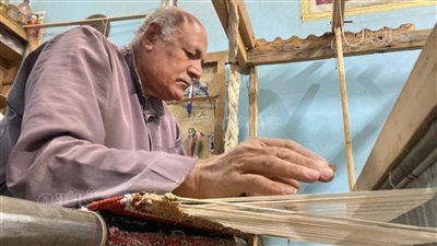 عمل مشروع لتحسين دخله، فرج ذكي قصة سبعيني في المنيا عاد لعصر أجداده واخترع مكنة لغزل الصوف من الخشب وأصبح صانع مفروشات (فيديو وصور)