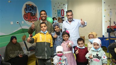 أحمد عبد العزيز يدعم مرضى السرطان في مستشفى علاج أورام الأقصر (صور)