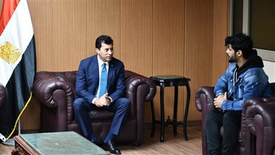 وزير الرياضة يلتقي لاعب الزمالك السابق ويعلن تكفل الوزارة بمصاريف علاجه