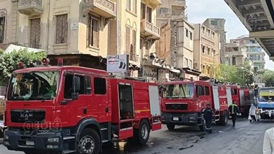 حريق يلتهم مخزن أسفل عقار سكني بالموسكي (صور)