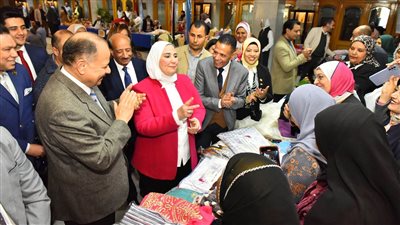 وزيرة التضامن تتفقد معرض الأسر المنتجة بأسيوط (صور)