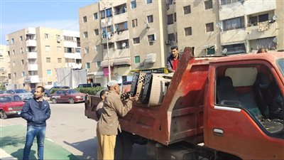 تنفيذ عدة حملات لإزالة الإشغالات والتعديات على حرم الطريق بحي ثالث الإسماعيلية (صور) 