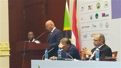 وزير النقل يجتمع مع مسؤولي هيئة التجارة التنزانية لدعم التعاون المشترك 