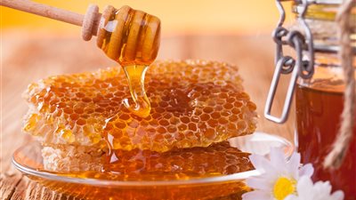  تفسير حلم أكل العسل في المنام وعلاقته بزوال الهم والضيق والكرب 