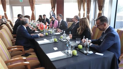 وزير السياحة يلتقي نظيرته المغربية لبحث سبل تعزيز التعاون المشترك 