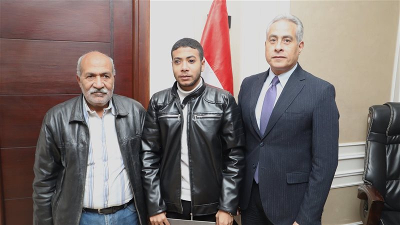 وزير العمل يسلم أحد