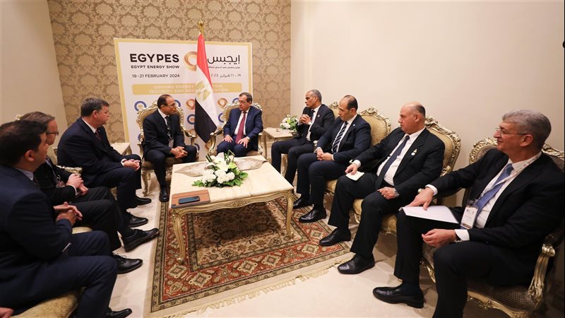 الملا خلال المباحثات،