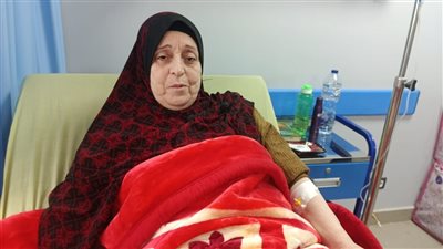 عائدة تنتظر العودة وإيمان ترفع شعار غزة العزة داخل المستشفى التعليمي بالمنوفية