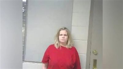 أجبرت ابنها على السير على قدميه، ثم دهسته بالسيارة