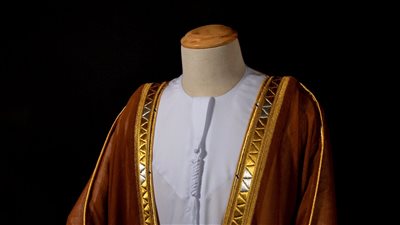 السعودية تلزم المسئولين وكبار الموظفين بارتداء البشت في العمل